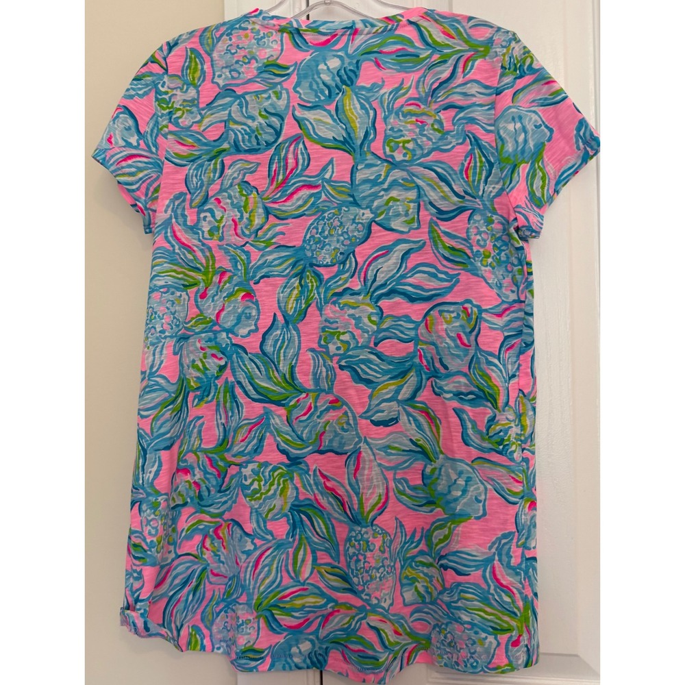 Lilly Pulitzer Etta V-Neck T-Shirt Pelican Pink Off The Scales Pineapple XS NEW - Picture 5 of 7